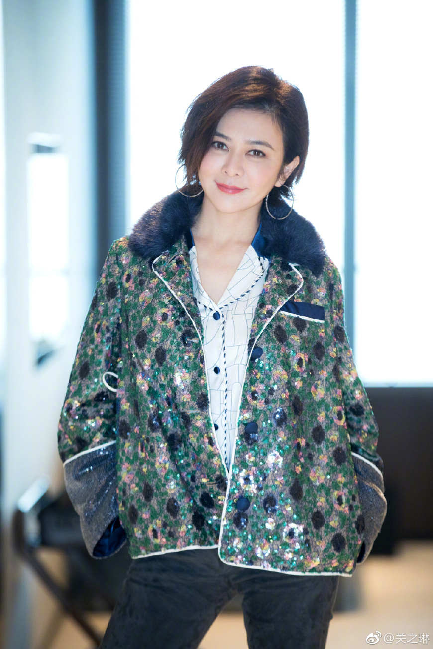 55岁关之琳厉害!一袭红色连衣裙惊艳众人,网友