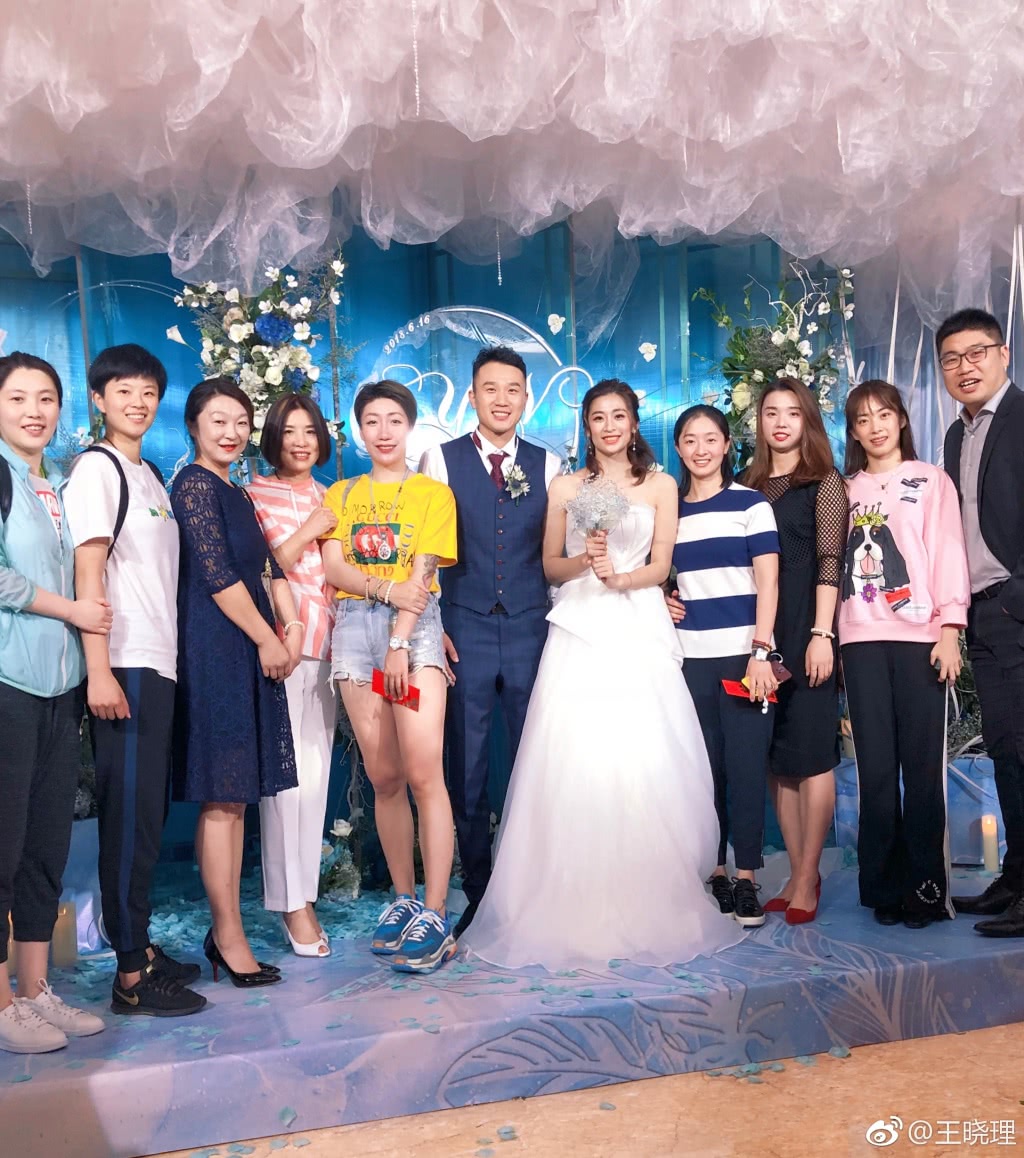 大婚女队黄金一代再聚,集体变美却自嘲过气网红