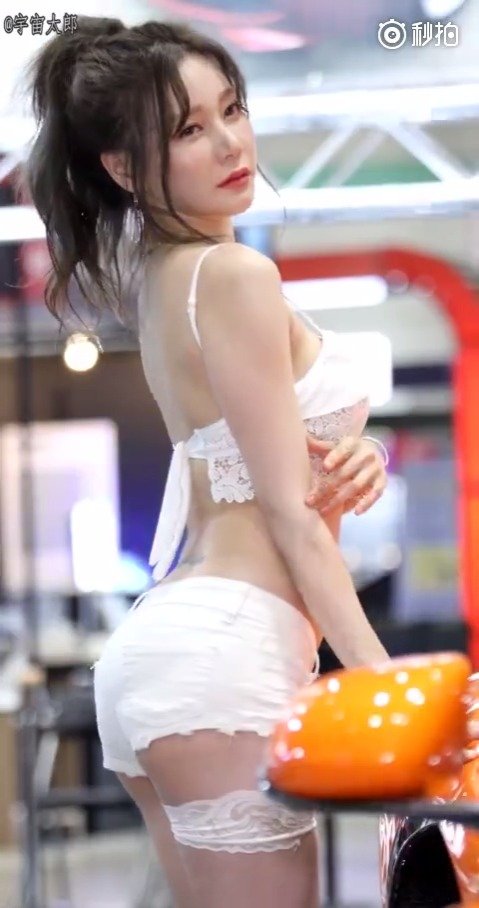 车展嫩白小姐！！