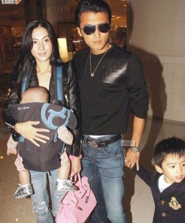 谢霆锋现身成都街头,背影帅气十足,网友直呼:男