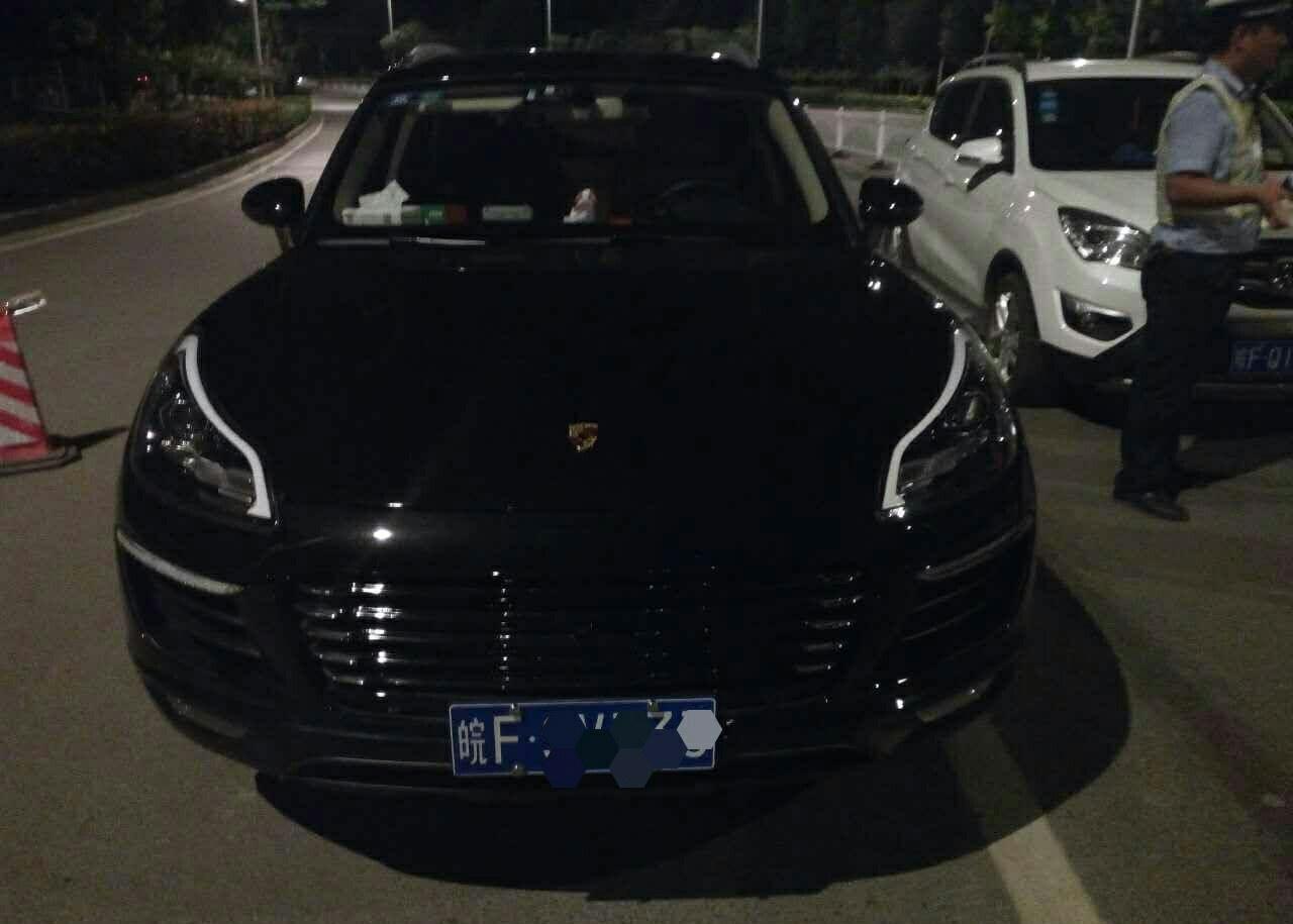 淮北交警查酒驾时发现可疑保时捷SUV, 车主掏出的钥匙是众泰