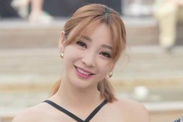 柳岩参加节目避孕套掉在地上,旁边男主持人的