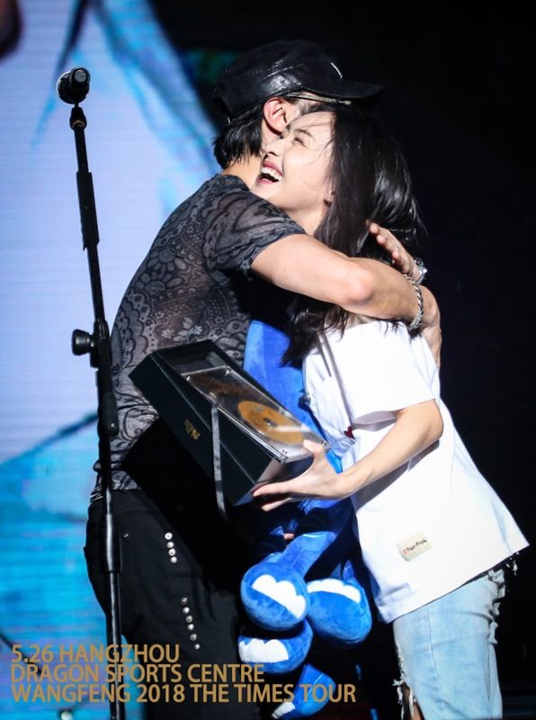 汪峰杭州雨中摇滚开唱 歌手曲目再编纪念故去挚友