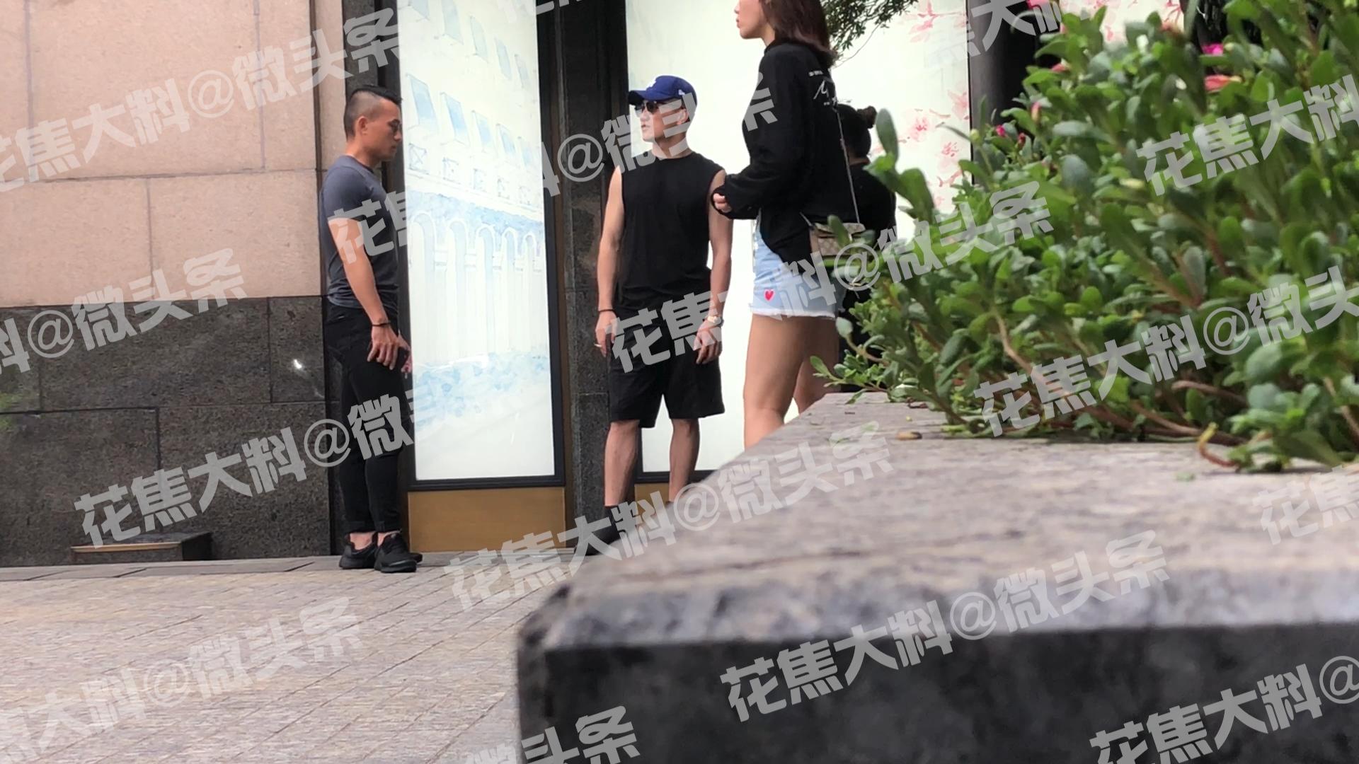 何捷门口亲自迎宾，婚礼即将开始新郎穿着依旧随意