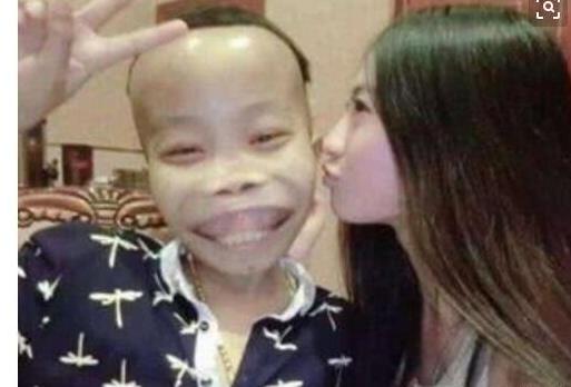 曾经的快手一哥陈山回归直播 但是回归方式让