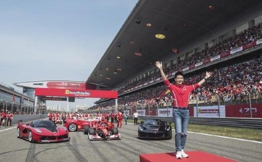 林志颖驾F1超跑上山拍照,事后找拖车拉车下上