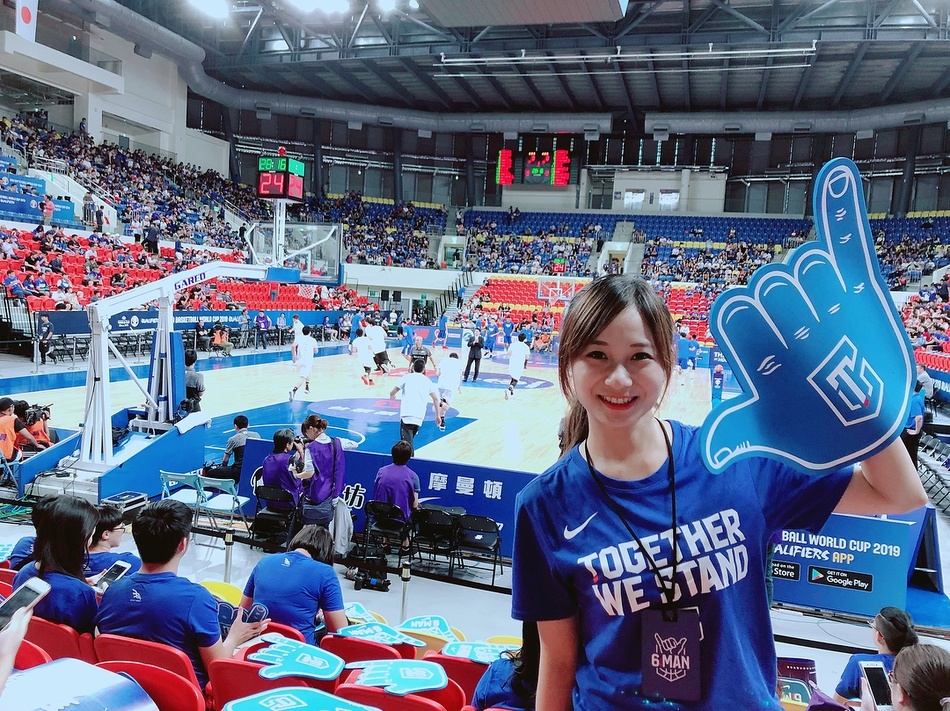 台湾地区的女主播李逸涵一向以甜美的形象出现在镜头中