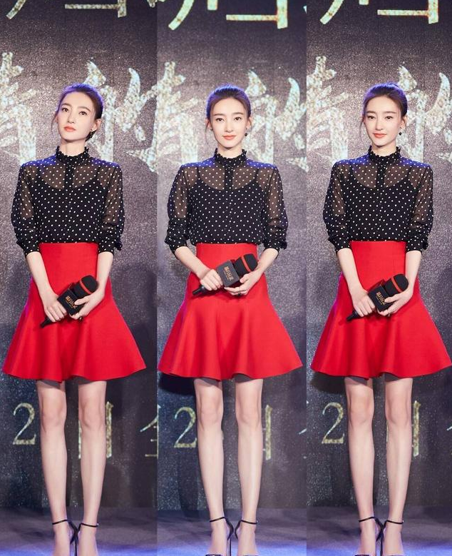 王丽坤身穿波点上衣搭配半身红裙出席新片发布
