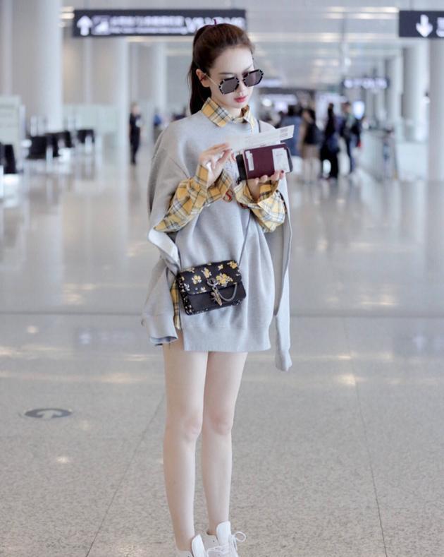 130斤的蒋欣撞衫98斤戚薇, 年龄差一岁, 网友: