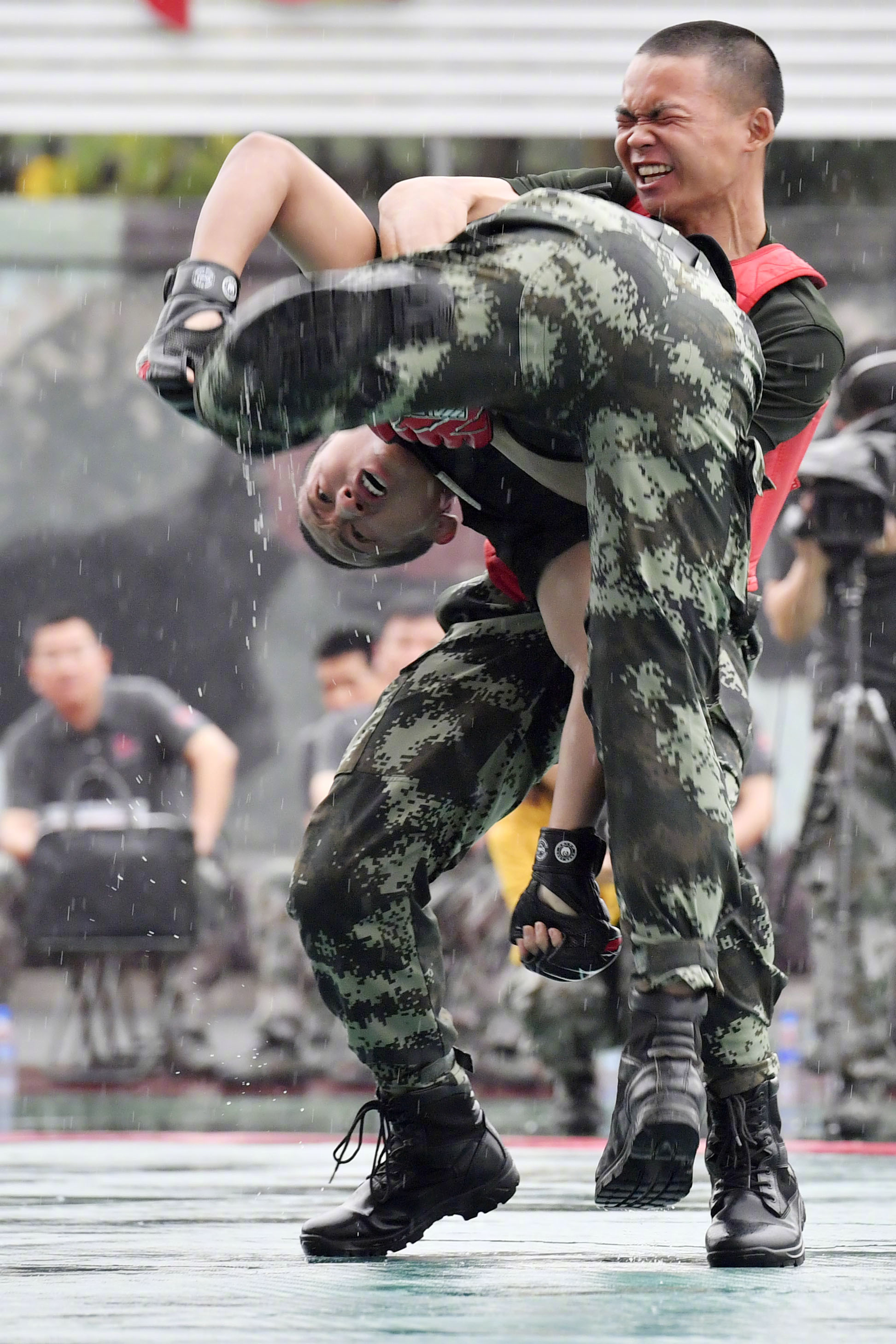 武警龙岩支队机动中队的擒拿搏击训练表演。武