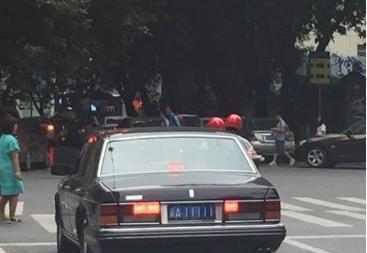 偶遇辆五连一的老款皇冠, 看清楚车标后顿时急踩刹车拉开距离