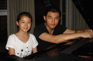 看到小时候的关晓彤就和这么多明星在一起合照