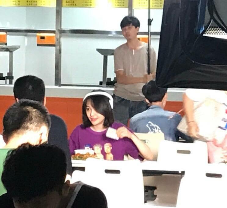 郑爽现身北京工业大学拍戏,拿着馒头就菜吃,网