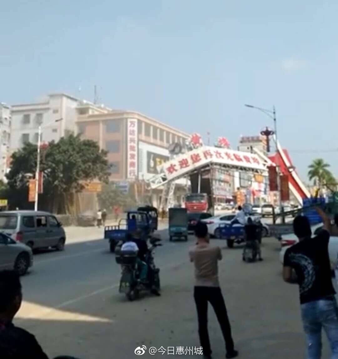 惠东黄埠镇泥头车撞到路中门牌