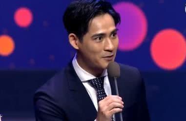 周渝民在颁奖典礼对迪丽热巴撒娇和比心,热巴