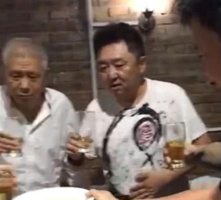 于谦组织饭局,吴京惊人的酒量看呆旁边的孙越