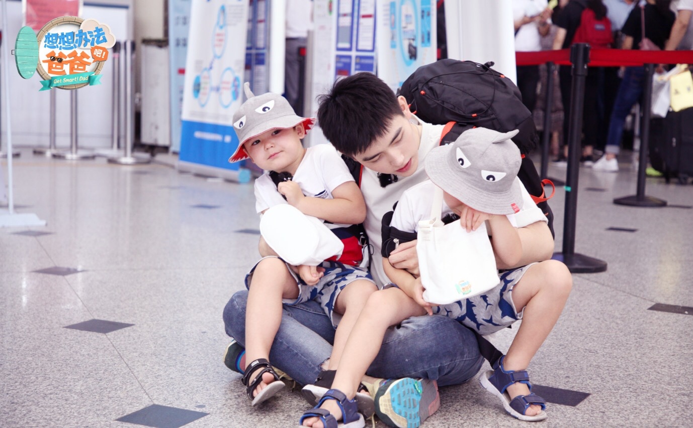 00后陈飞宇首任实习奶爸 一人带混血双胞胎挑战高难度