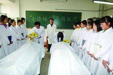 为什么人死后脸上要盖一块白布?不完全是迷信