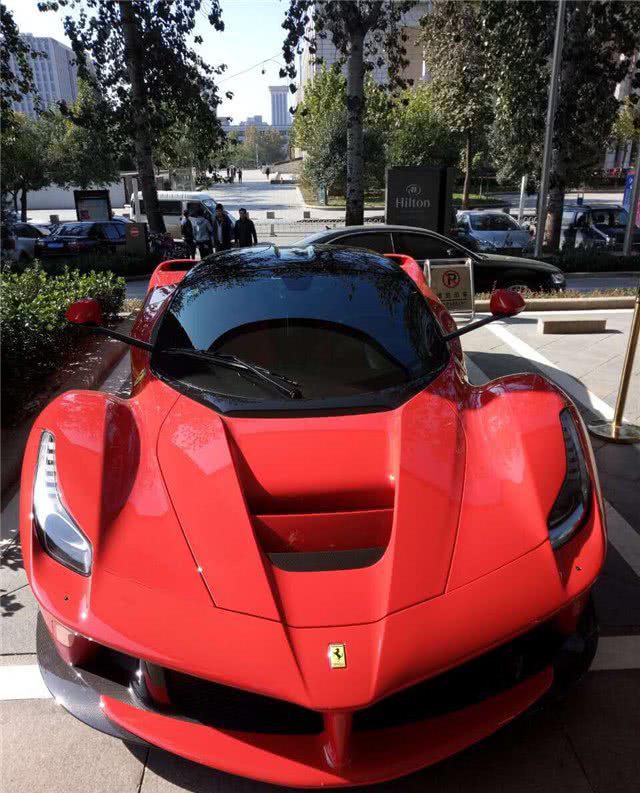 河北第一台法拉利拉法，几千万的车一出门就引起围观！