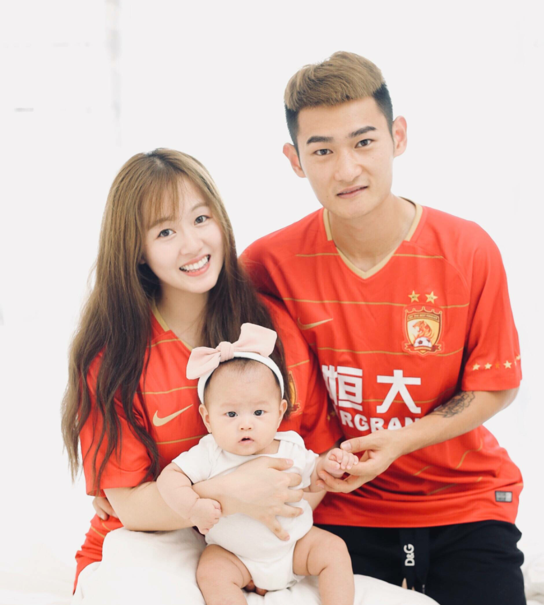 广州恒大球员廖力生给女儿拍摄百日照,非常幸