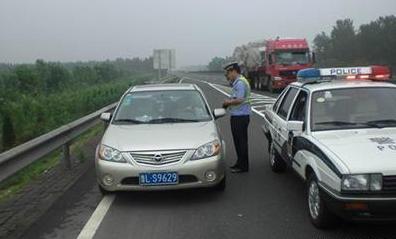汽车在高速路上爆胎了,停车下来换胎算不算违章?