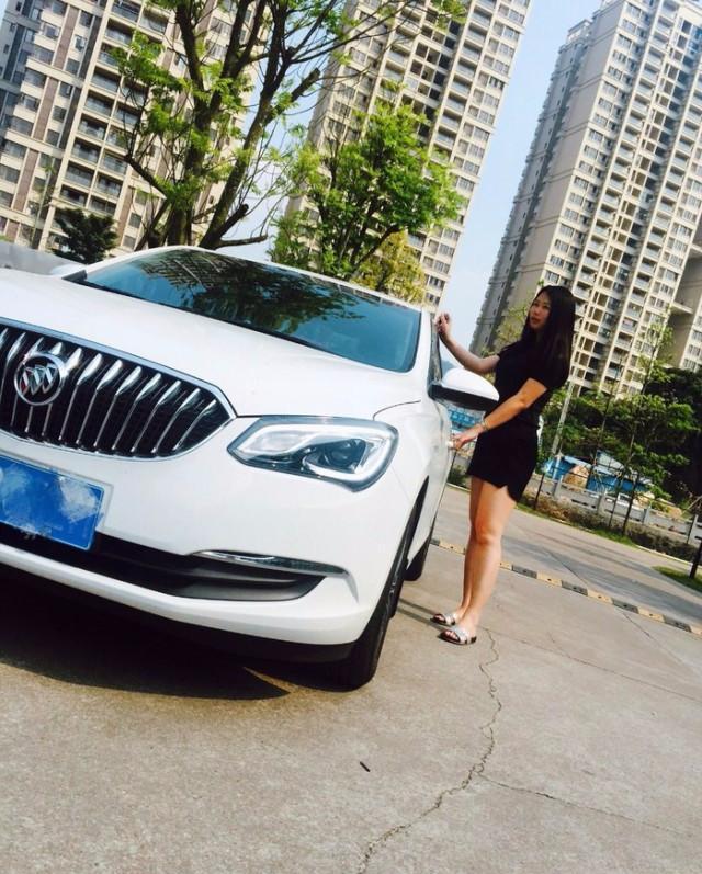 90后女生努力两年提12万的英朗, 骑电驴的男朋友: 配不上你!