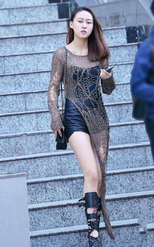 街拍,美女连走路都这么优美,美腿左右晃动