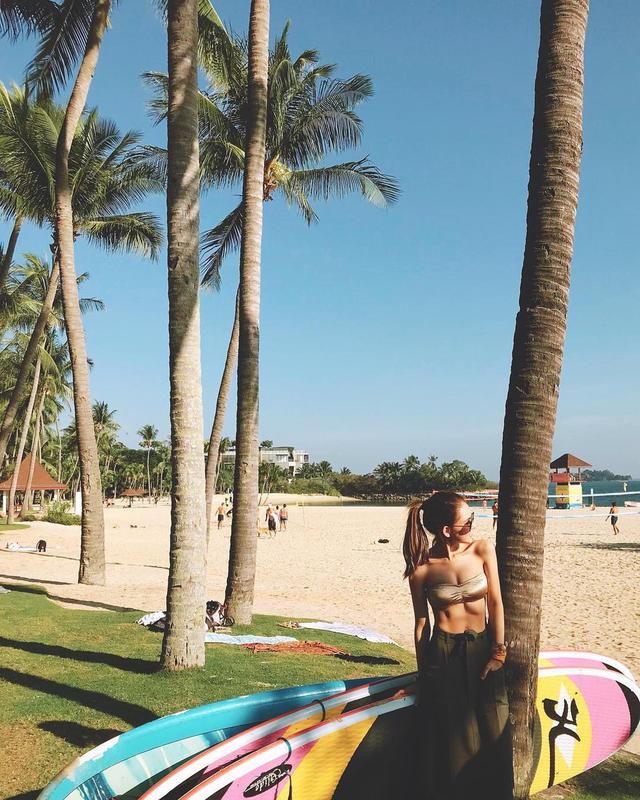 昆凌晒海滩比基尼照片,腹肌太明显,网友:旁边周