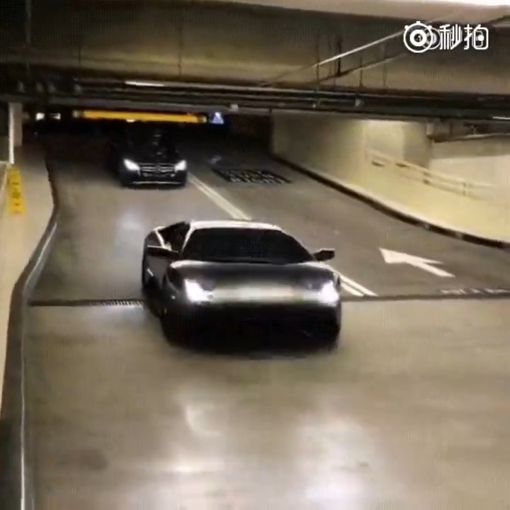 这就是我为什么要挣钱买兰博基尼、法拉利的原因，可以省掉停车费了！  ​