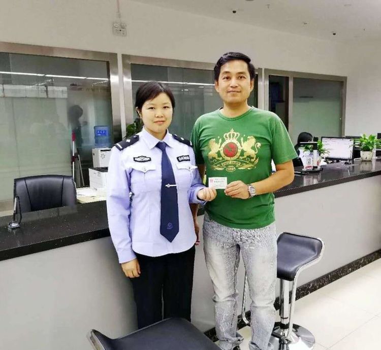 陕西石泉县发出首张香港和台湾居民居住证 持