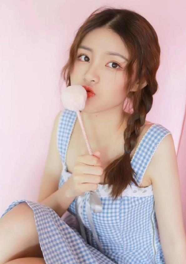 人像摄影:邻家女孩大眼圆脸俏皮麻花辫嘟嘴卖萌清纯可爱