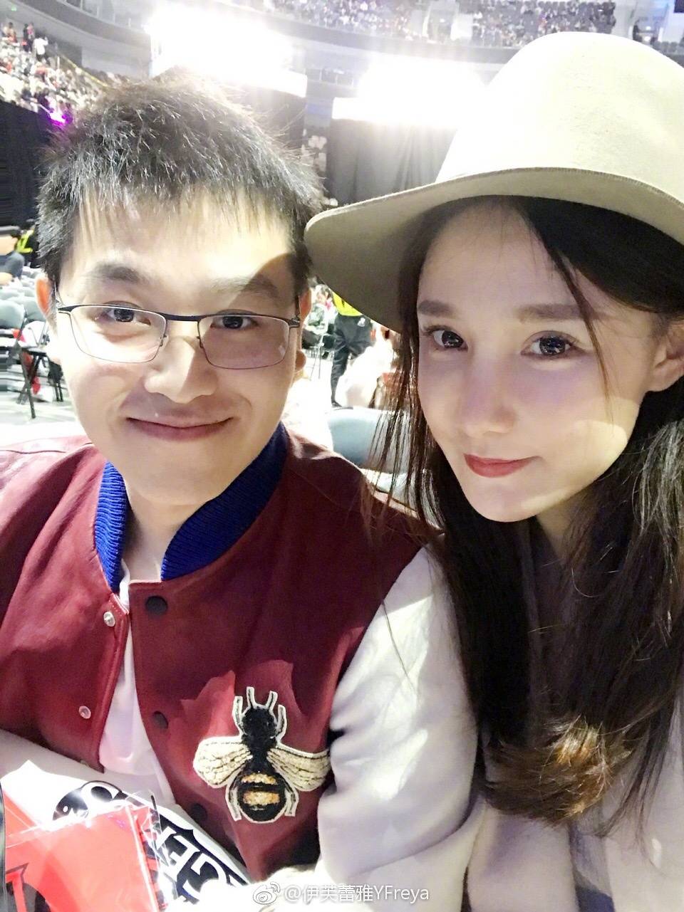 “堂姐”伊芙蕾雅晒自拍照遭网友吐槽:发际线感人