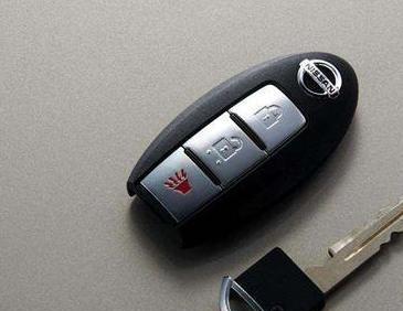 车钥匙没电开不开车门, 点不着火? 别慌, 两招轻