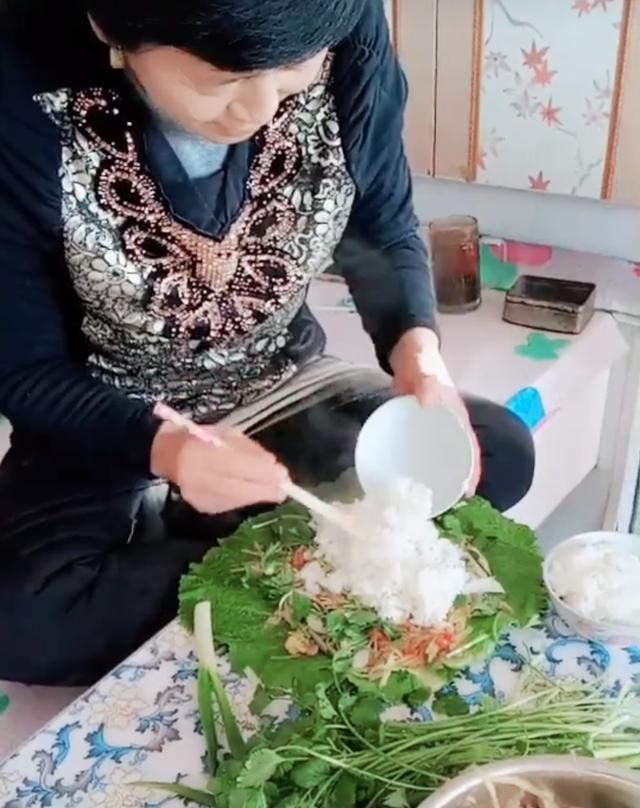 南方姑娘远嫁大东北,婆婆常给做饭包,惹得邻里媳妇羡慕又嫉妒