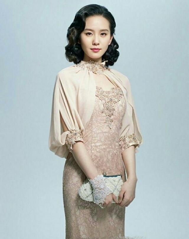 刘诗诗的旗袍装,不得不说,气质像她妈妈一样,很优雅的