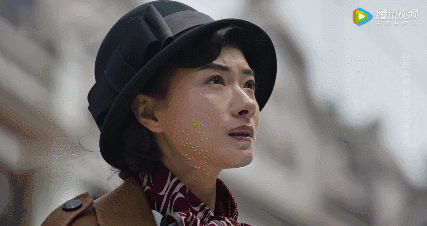 的时候目光坚定决绝;此前演出《荡寇风云》《三国机密》时的大气杀伐