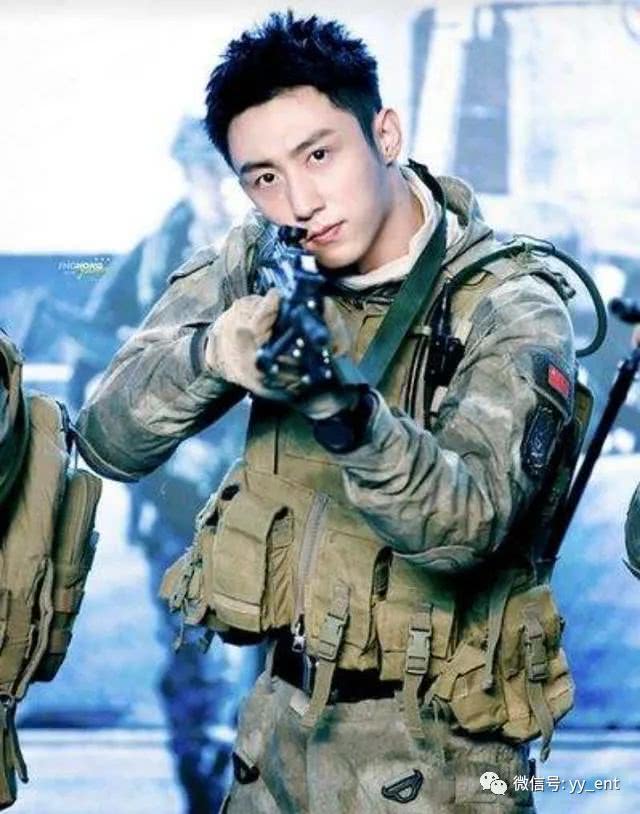 黄景瑜16岁在饭店服务生,曾转行做模特,《红海行动》一炮而红