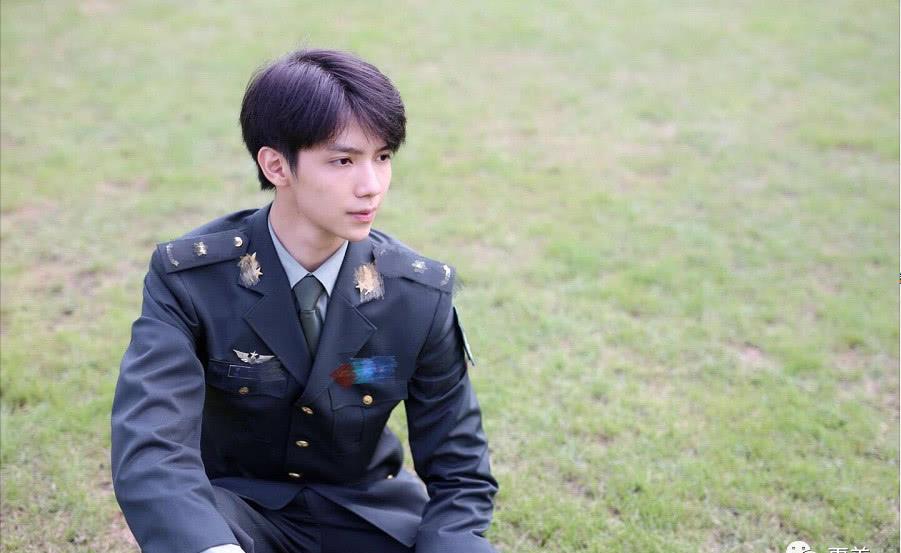 宋祖儿被撞脸baby的同学吊打,刘昊然离开PS眼睛小一半?