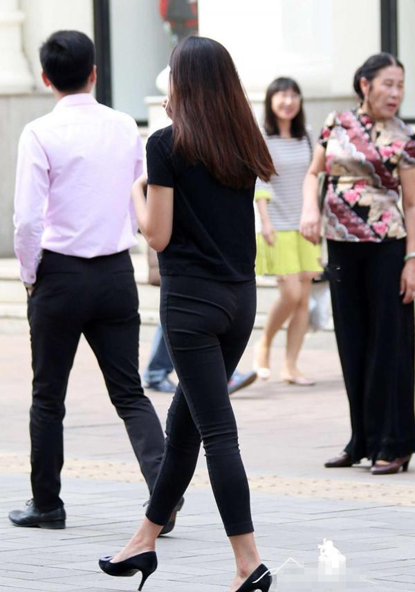 路人街拍: 看上去还不错的紧臀, 虽然不饱满也还