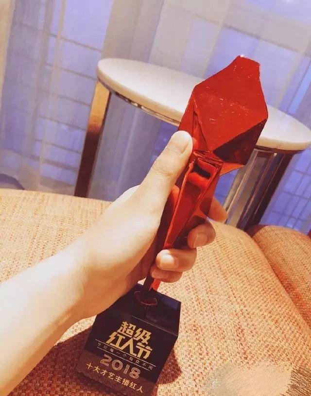 吴迪荣获微博红人奖第二名,成快手最大赢家,离