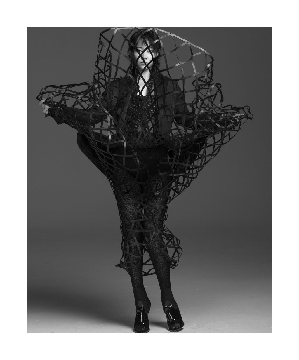 谭卓写真黑白照,将自己罩进渔网中,这是想当"黑色美人鱼"?