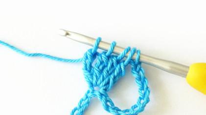 各种钩编图案、毯子、桌垫、胸针、花边带,每