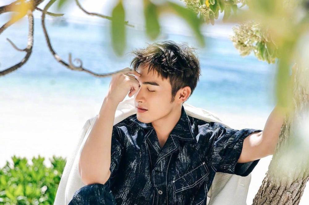 嘉行一哥与经纪人热恋,粉丝大怒:长成这样还来