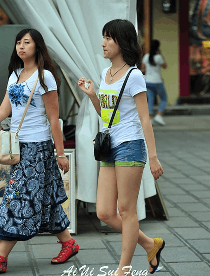 街拍, 清秀可人的妹子气质优雅显现出凸凹与性感