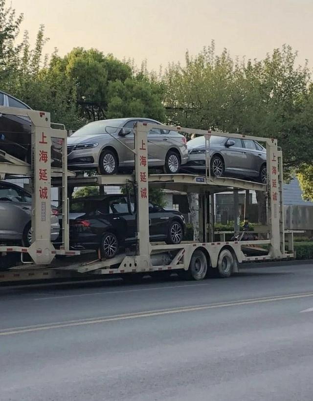 大批大众全新朗逸Plus到店卸车