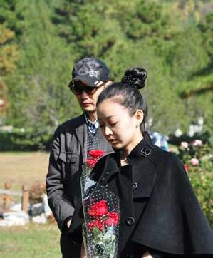 镜头下: 演员尚于博墓地, 让人心酸, 好友王珞丹