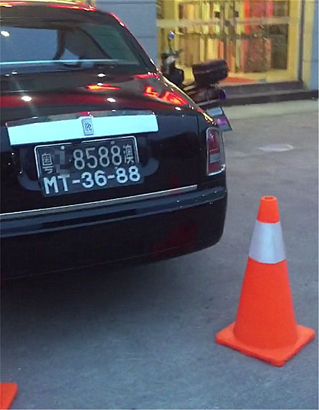 广东偶遇798万劳斯莱斯,看到车牌时,即便你坐迈巴赫也