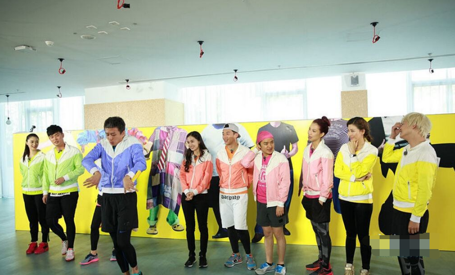 奔跑的家族多次转发热巴微博,网友:是蹭热度