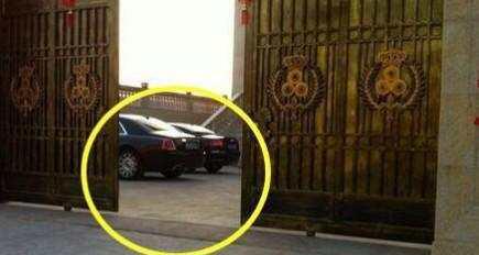 这个村每户人家都住别墅开豪车, 很多别墅前都停着辆破旧别克赛欧