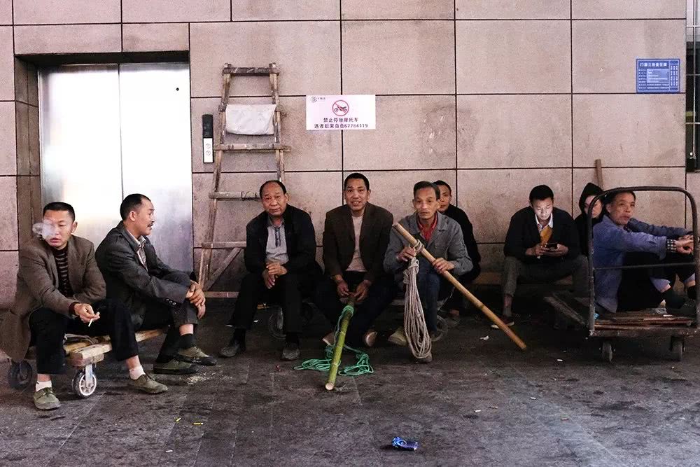 山城重庆棒棒军特写:这个女人颇具韩国前总统朴槿惠的神似